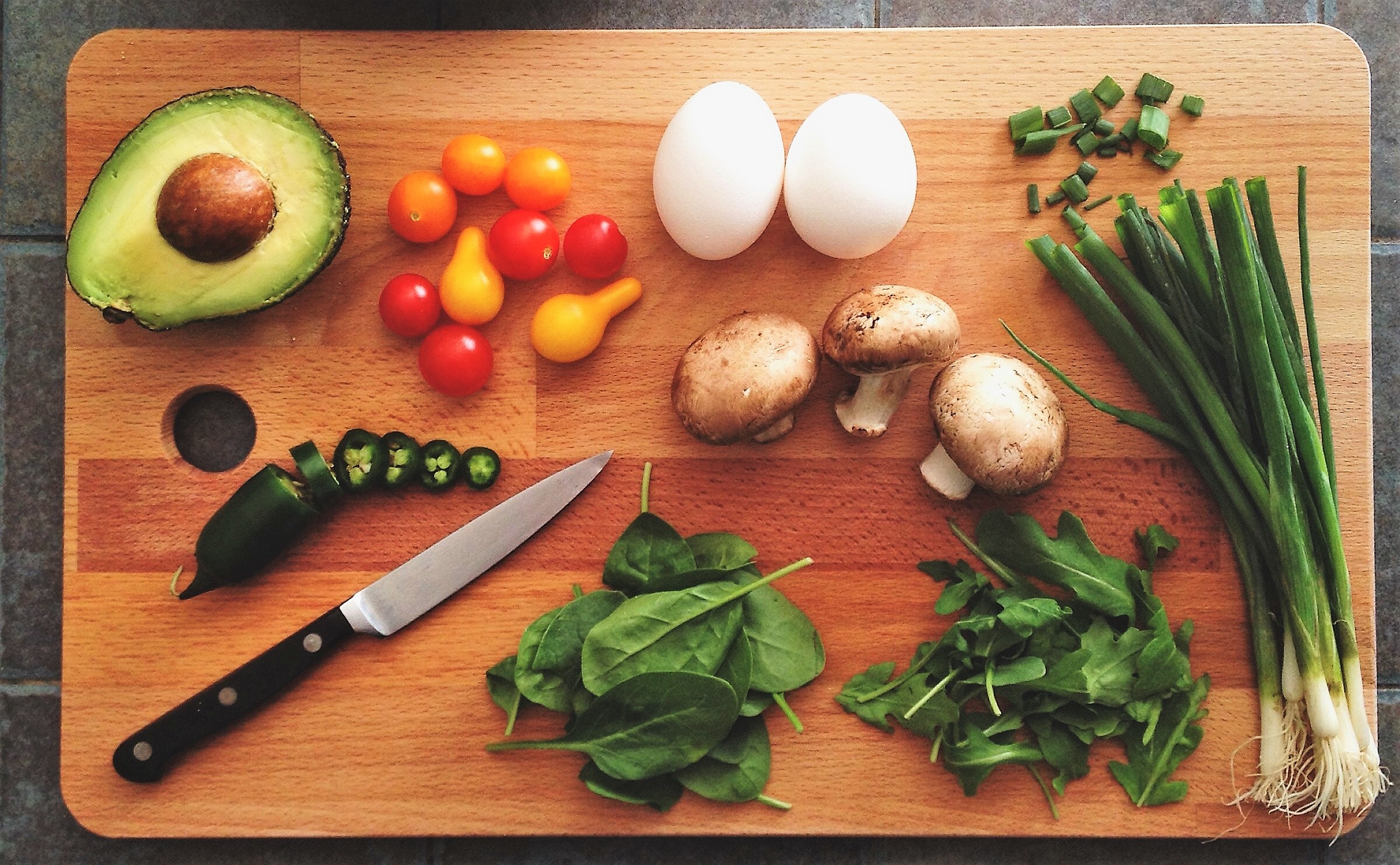 kitchen-cutting-board-veggies