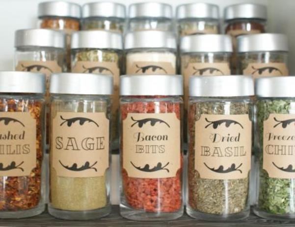 spices-and-herbs-stored-in-glass-mason-jars-custom-labels