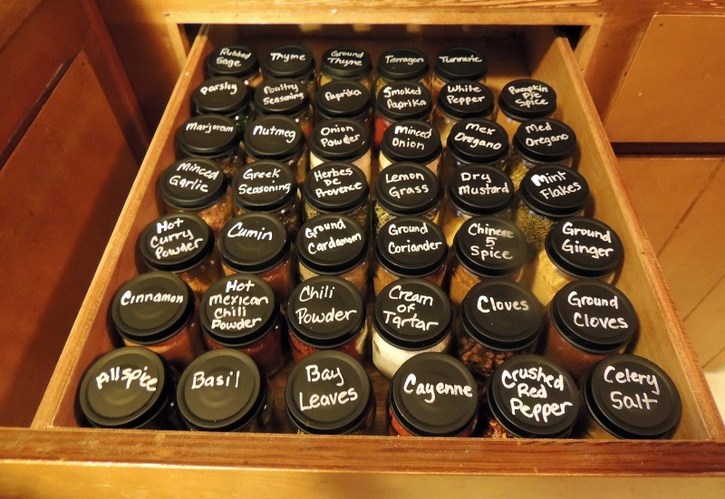 labeling-tops-of-spice-and-herb-tins