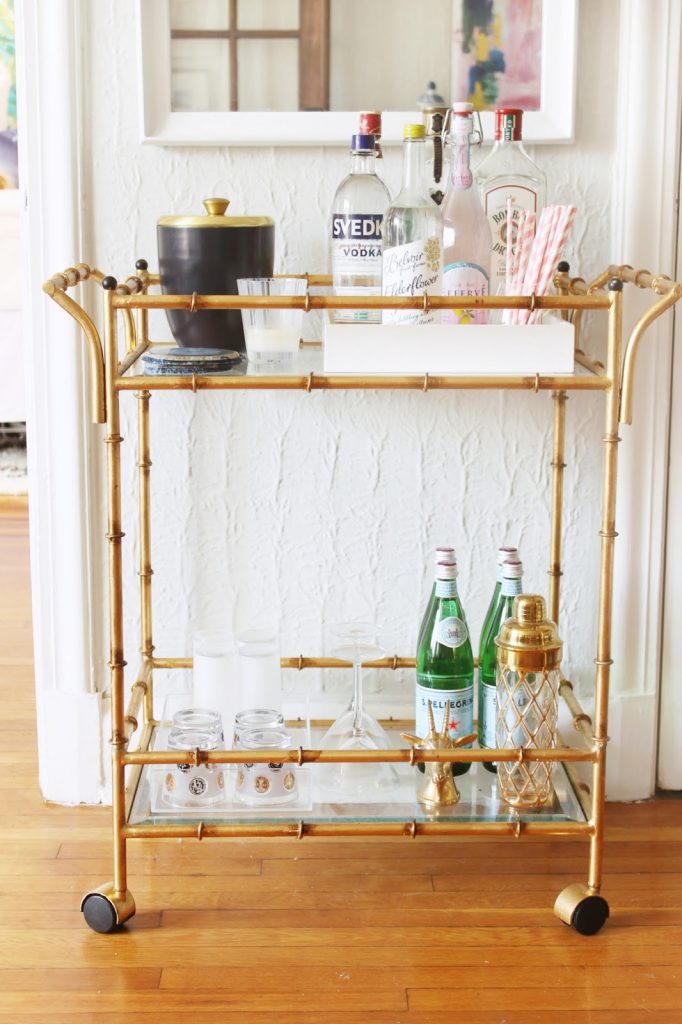 A-bar-cart-gives-your-apaertment-a-sense-of-class