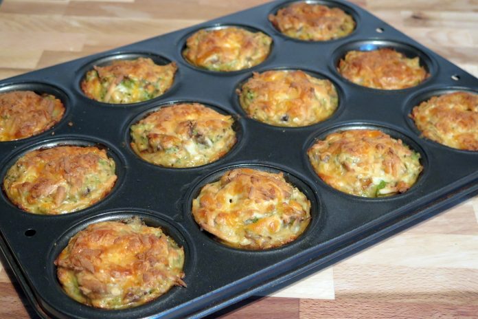 Cooking-casserole-in-muffin-tins-kitchen-hacks-protip