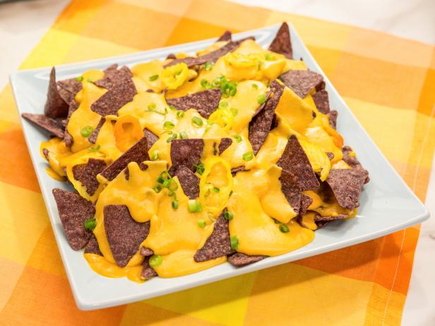 black tortilla chips nacho cheese - Delicious Life Hack: 3 Minute Nacho Cheese Sauce