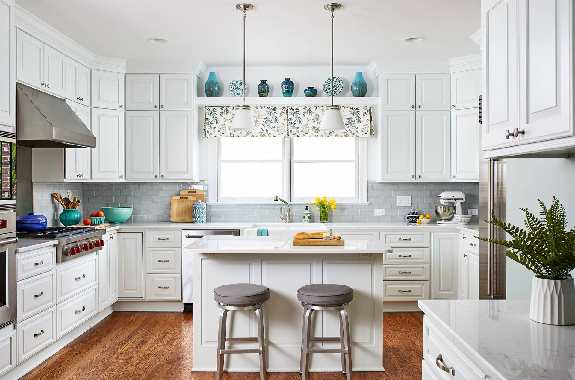 closed-kitchen-cabinets-hide-mess-of-kitchen